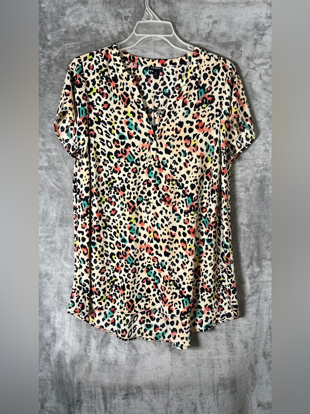 torrid Cream Leopard Print Short Sleeve V-Neck Top with Multi-Color Accents